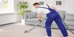 A man steam clean carpet 